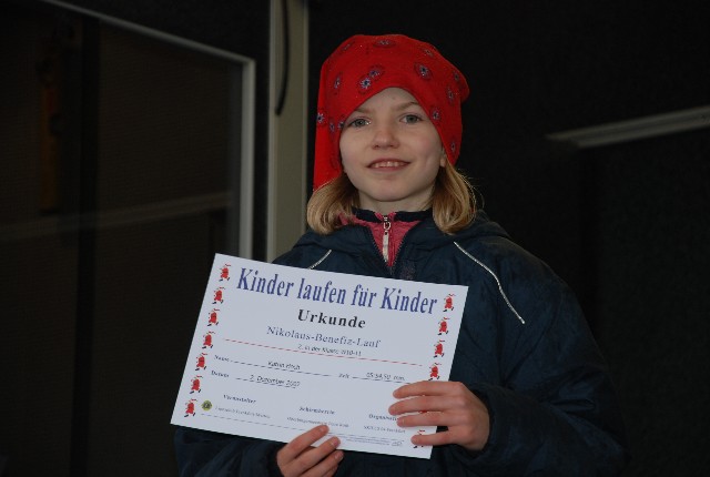 Katrin Hoch freut sich ber die Urkunde und den zweiten Platz in der W11