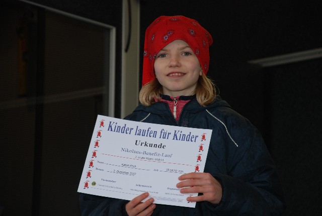 Katrin Hoch freut sich ber die Urkunde und den zweiten Platz in der W11