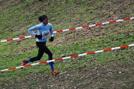 Frauensiegerin Simret Restle sieht auch am Anstieg noch locker aus