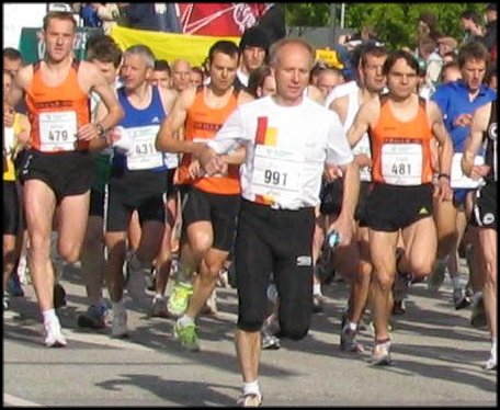 in orange von links: Adrian Wodniok, Haimo Kiefer, Frank Zimmer